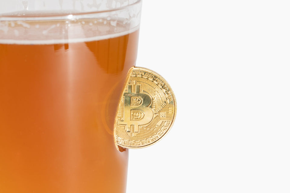 Pint Glass w/ Real Bitcoin - by JEM GLASS - Bitcoin gifts for men and women, unique and funny beer gifts for men, uncle, boss, son, father in law, dad, mom, boyfriend, and science enthusiast - Gemsho Glass